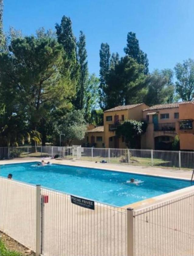 Appart Dans Residence Avec Piscine A Arles Bagian luar foto