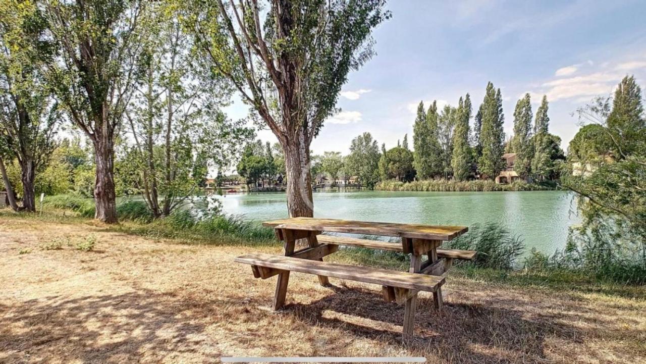 Appart Dans Residence Avec Piscine A Arles Bagian luar foto