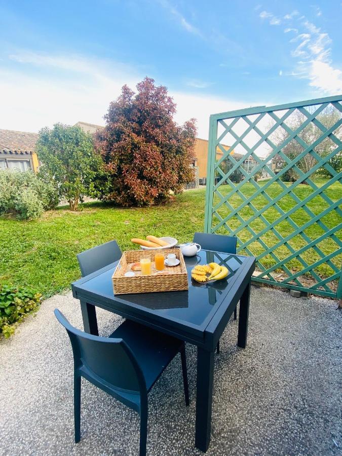 Appart Dans Residence Avec Piscine A Arles Bagian luar foto